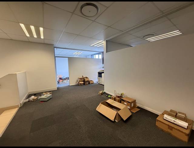 547M² WAREHOUSE TO LET IN STIKLAND INDUSTRIAL